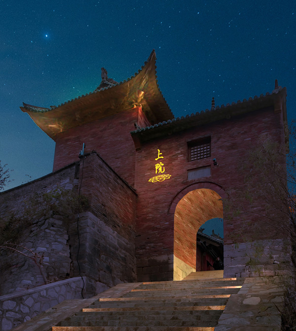 上院建筑入口的标识指引人们走向更广阔的空间